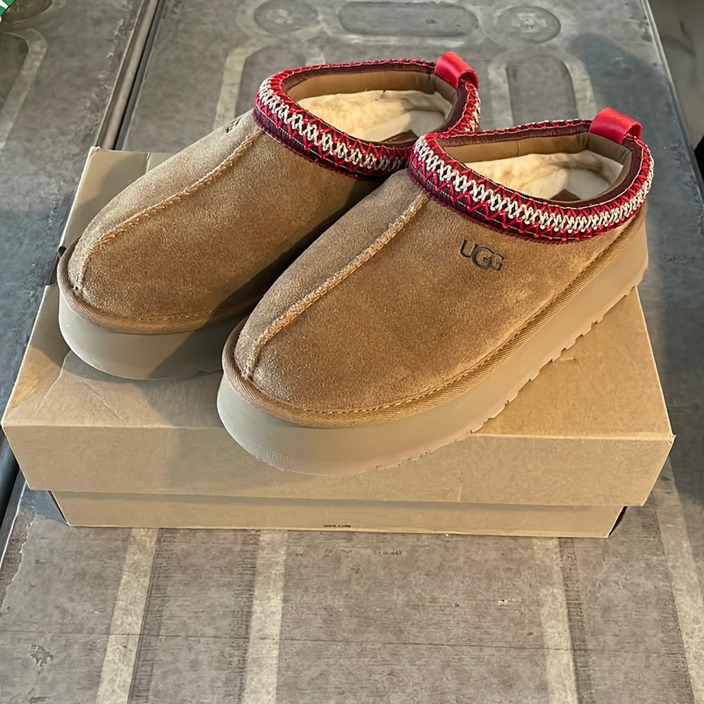 Brand new Ugg Tasman platform slippers chestnut color